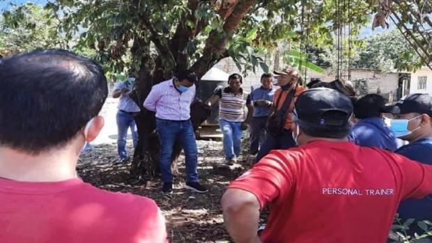 手抜き工事をした市長 住民に捕まり木に縛り上げられる メキシコ