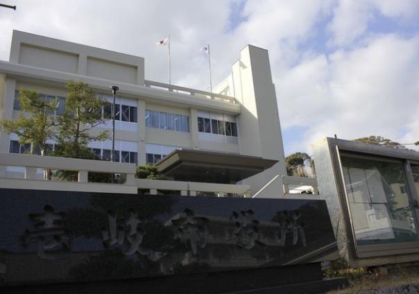 「職員を叩き潰したかった」市役所庁舎で小刀２本を所持 銃刀法違反容疑で男を逮捕