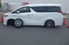 スーパーの駐車場でワンボックスカーからタイヤ脱落 タイヤはその後、車3台に衝突…運転した男性が2か月前に自分で交換作業 北海道のイメージ画像