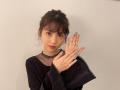 浜辺美波、シースルーのエレガントな..