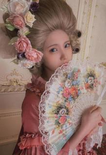 えなこ、進化し続けるコスプレ。今度はマリー・アントワネットに大変身！