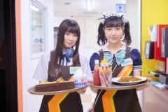 中村守里＆＃KTちゃん、制服・メイド服姿で接客 初対面時の印象も語り合う「顔似てるよね？」