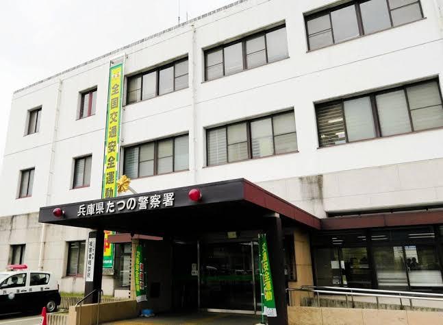 停車中の車に窓から腕伸ばし運転席女性の胸触る　男を再逮捕