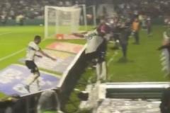 ブラジルのサッカー選手、ゴールを喜び、ピッチ脇の穴に落下のイメージ画像