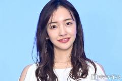 板野友美、プールでのビキニショットに熱視線「透き通るような美肌」「くびれが美しすぎる」のイメージ画像