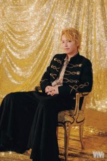 手越祐也、ありがたみ満載“金手越”カットで微笑む ポジティブマインドでお悩み回答のイメージ画像