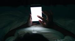 「寝ても疲れが取れない…」9割超が悩む“睡眠の敵”はスマホのブルーライト!?