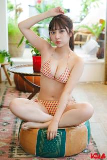 AKB48鈴木くるみ「BOMB」初水着で美ボディ解放 大人な表情も＜独占カットあり＞
