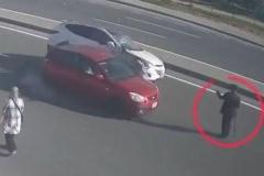 高速道路を横断しようとした男性、奇跡的に命拾いをする【動画】のイメージ画像