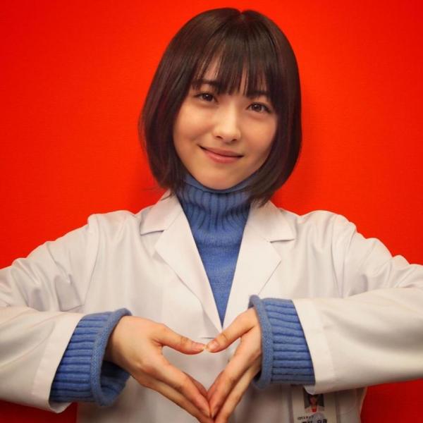浜辺美波、岡崎紗絵とケンカ中？！しれっとした表情も最高に可愛い！