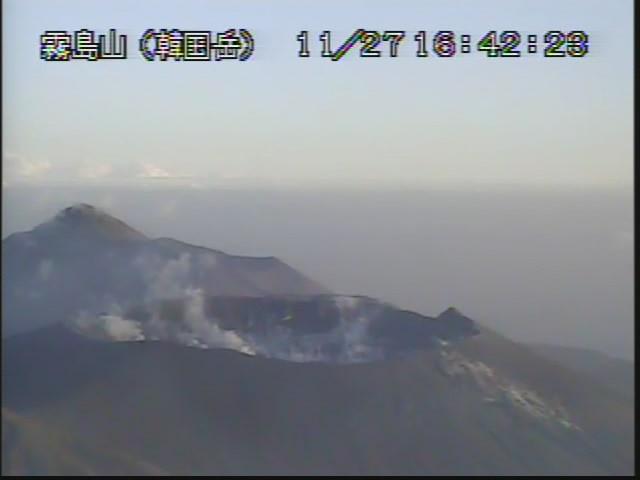 新燃岳 先月21日以来の火山性微動を観測 マグマ蓄積か