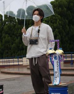 KAT-TUN・上田竜也、傘をさしてポツンと佇む姿にキュンキュンのイメージ画像