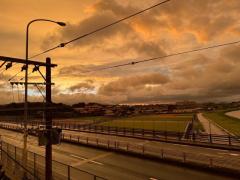 夕焼けの川沿いのイメージ画像