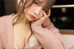 篠原みなみ、ほろ酔い美女の美谷間