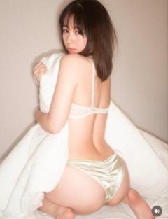 「無防備ですぞ！」「たまらん」小池里奈、白ランジェリーのバックショットで“桃尻”披露のイメージ画像