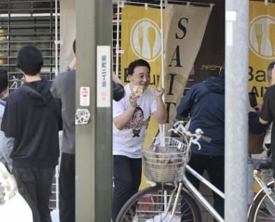 元ジャンポケ斉藤、480円のバームクーヘンを700円で “転売” 報道…修行先の洋菓子店オーナーが本誌に語っていた「苦境」とは