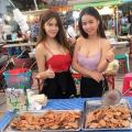 タイにあるセクシー女性コンビの揚げ..