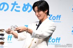 Snow Man目黒蓮、雰囲気一変コーデで登場 サングラス選びに夢中「ワクワクします」