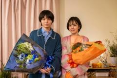 Hey! Say! JUMP伊野尾慧＆伊原六花「パラレル夫婦」クランクアップで固い握手 トラジャ松倉海斗からサプライズものイメージ画像