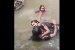 うっかり滑って川に落ちた少女3人、笑い合ううちに流されて死亡、最後の瞬間が悲しいのイメージ画像