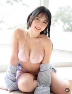 麻倉瑞季、“Iカップボディ”が放つ圧倒的存在感！淡いピンクのビキニ姿にファン悶絶「破壊力抜群のスタイル」と絶賛の声のイメージ画像
