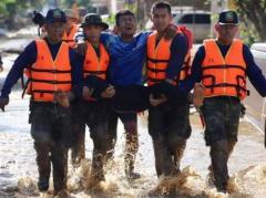 タイ海軍、水陸両用車でチェンライの洪水被災者を支援のイメージ画像