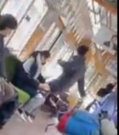 電車ドアを「蹴り続ける乗客」動画拡散 阪急電鉄「警察に相談している」のイメージ画像