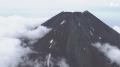 富士山で99歳女性が遭難 富士宮登山道7合目付近 県警山岳救助隊が救助中＝静岡
