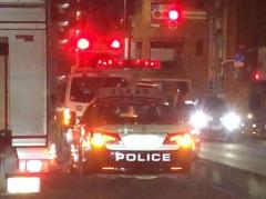 羽交い締め…50万円を運ぶ男性が襲われる　殴った男ら逮捕、強盗の疑い…1人は男性と面識あり、行動を把握　以前は勤務する会社の代表男性を襲撃、給料日で779万円を所持　突然スパイスを顔に塗られ、代表は結膜炎に