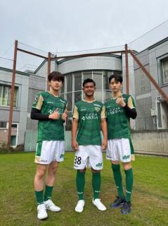 JO1・河野純喜&佐藤景瑚、サッカー部の彼氏みたいでビジュもスタイルも炸裂！東京ヴェルディ・アルハン選手と交流