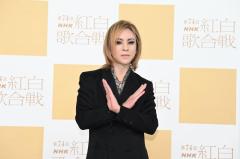 ＜紅白本番＞YOSHIKI、X JAPANの亡きメンバー背に魂の弾き語り 盟友11人と一夜限りのバンドパフォーマンス