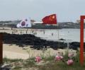 済州道・牛島の海岸に立てられた中国国旗にインターネットユーザーらが怒り＝韓国報道