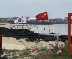 済州道・牛島の海岸に立てられた中国国旗にインターネットユーザーらが怒り＝韓国報道