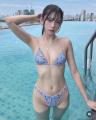 紅羽りお、鼠径部チラ見えなセクシー..