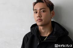コムドットひゅうが、上裸で鍛えられた腹筋披露「めちゃくちゃ格好良い」「ビジュ爆発してる」の声のイメージ画像