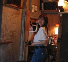 “高円寺好き”新山千春、14歳下の夫と念願の有名銭湯「小杉湯」へ