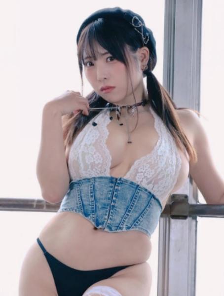 日下部ほたるが魅せるボリューム感！レースから零れ落ちそうなバストと肉感的な曲線美を披露