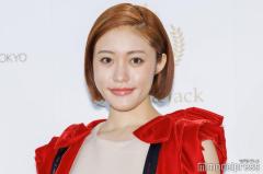 王林、水着姿で素肌開放 ビーチショットに「夏が似合う」「デコルテ綺麗」の声