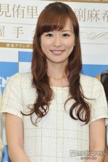 皆藤愛子、ミニ丈から美脚際立つ「綺麗」「可愛すぎる」の声のイメージ画像