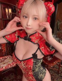 ”このアクスタ出てほしい”篠崎こころ、金髪×胸元ぱっくり赤チャイナ服で悶絶級のショット披露