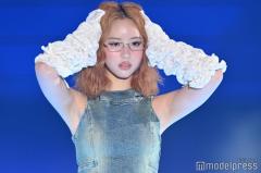 中町綾、メタルフレームの眼鏡×ウェービーヘアが強烈インパクト【GirlsAward 2024 S／S】のイメージ画像