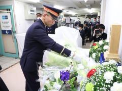 地下鉄サリン事件から丸30年。メトロ6駅に献花台、遺族ら冥福祈る