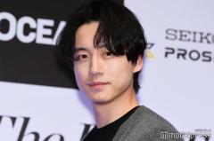 坂口健太郎、胸筋チラリ裸ジャケット姿にファン悶絶「大人の魅力放出」