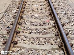 パタヤ近郊で貨物列車にはねられ39歳男性死亡、線路脇にバイクとヘルメットのイメージ画像