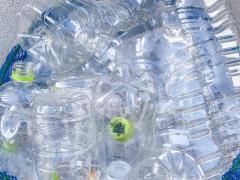 異物が入っていたり飲み残しのペットボトルを捨てるとリサイクルできない!? 消費者に求められる環境にやさしいゴミ捨て意識とは？
