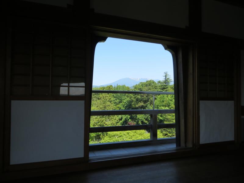 額縁代りの窓の先のイメージ画像