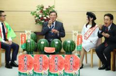 石破首相、地元産スイカを堪能