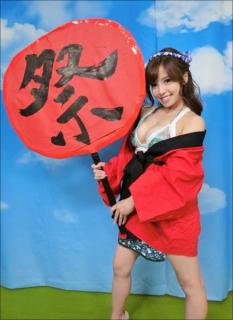 現役歯科衛生士グラドルが下乳丸出しで口内チェック！