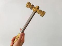 金物を組み合わせてフィギュアを作る若者―中国
