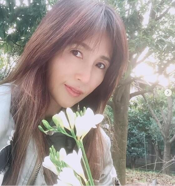 工藤静香、フリージアの写真投稿に批判殺到「花より自分の顔がメインだし」